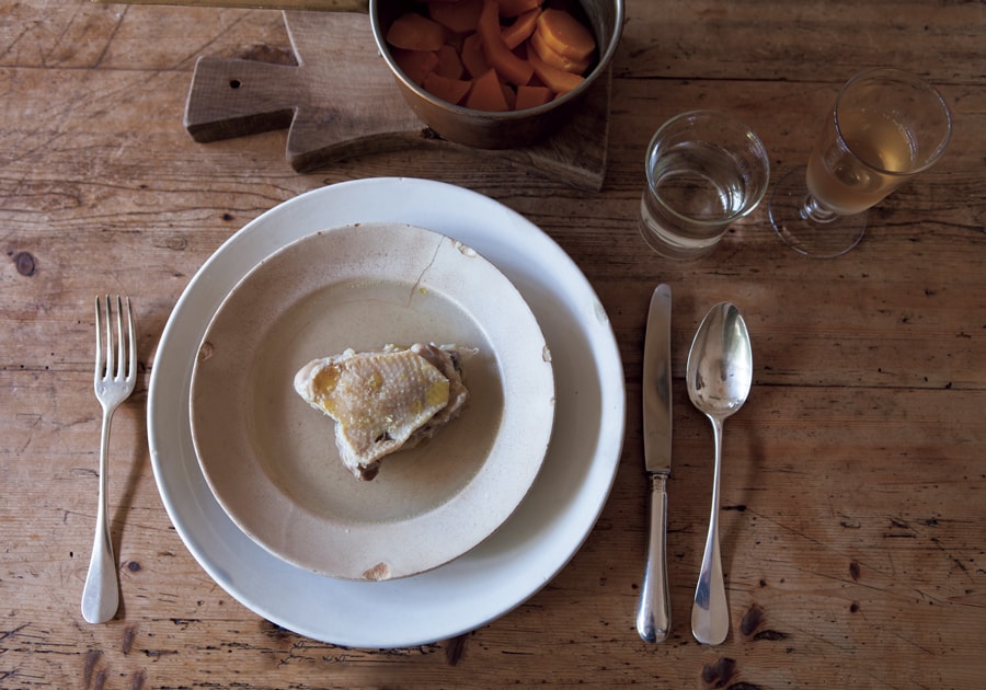 器好きのいつもの食卓】あらゆる料理を受け止めてくれる南イタリアの古い焼き物。 | くらし | クロワッサン オンライン