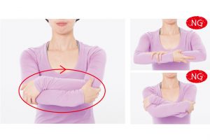 3. 組んだ腕を、肘で円を描くように回す。小さくゆっくりから始める。力を入れず、肩甲骨を意識しながら自分が心地よいリズムで。腕を組むとき、手首近くで組むと腕に力が入り、肩甲骨が動きにくくなる（右上写真）。二の腕付近をつかむと、腕全体が回しにくくなる（右下写真）。
