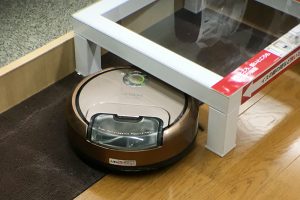 小型だから、家具の足回りもくるくる回りながら掃除。