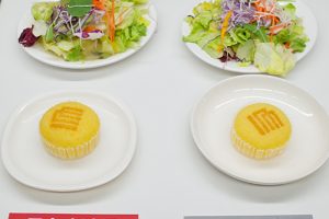 左はラップをせず冷蔵室に1日保存した状態。葉物もパリッと新鮮、スポンジケーキは表面の乾燥がなくふわふわ。