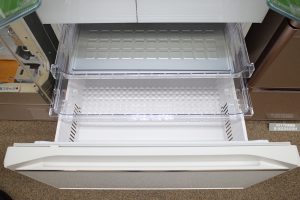 冷凍庫は三段。大容量だからつくりおき料理をたくさん冷凍することも可能。