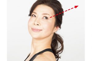 《首のぜい肉とり、シワ防止が目的》姿勢をよくして前を向き、真横を見るように首を動かす。そのまま目だけ後ろ45度上をぐっと見て30秒キープ。左右10回。首の胸鎖乳突筋と斜角筋に効く。肩こり予防にも。