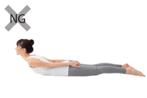 ［NG］背筋の力が弱いと、顎が上がってしまう。こうなると首や腰に負担がかかってしまうので、顔は上げず、視線は床に。