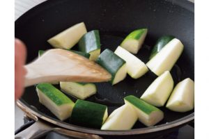 野菜は1種類ずつ炒めて鍋へ。これをしておくと、ごった煮にならない。