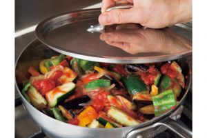 すべての具材を入れたらふたをして蒸し煮に。野菜の水分を引き出す。