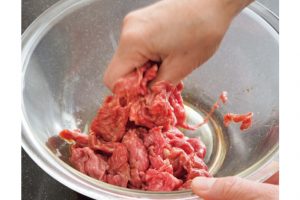 調味料をかけるのではなく、合わせた調味料に肉を入れて揉み込む。