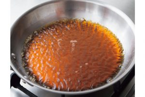 熱々の煮汁で煮ないと、生臭くなる。魚を入れる前にまず煮汁を沸かす。
