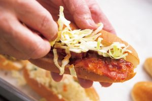 5. ハムカツのソース面の上に、細切りキャベツをひとつかみのせたら出来上がり。