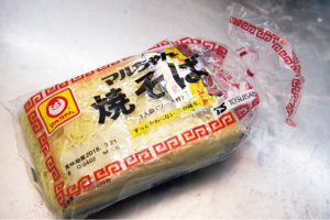 1. 「いろいろ試したがこれが一番パンに合う」そうで、“マルちゃん 焼そば”を使用。