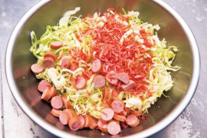 《ここがポイント！》具材は細切りキャベツにソーセージの輪切り、干しえび。風味が格段に良くなる。