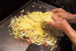 3. 写真は3玉分。鉄板に油を引いて具材を軽く炒め、麺に水100ml加え蒸し焼きに。