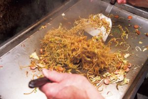 4. ヘラを使い、水分を蒸発させるよう大きく混ぜる。最後に青のりを加えて出来上がり。