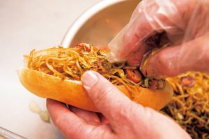 5. 縦に割ったパンに焼きそばを挟む。ギュッと詰めず、ふわっと優しく盛るように。