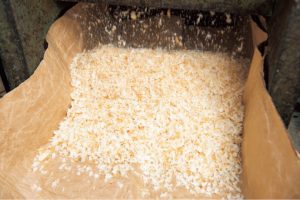 1. パン粉は食パンなどを粗めに挽いた自家製。挽いてしばらくおき、充分に乾燥させる。