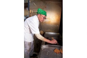 2. ハムは衣液、パン粉をつけ、180℃の油で約3分揚げる。ハムなので短時間揚げればOK。