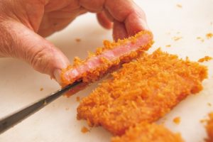 《ここがポイント！》3. この厚みが食べごたえのポイント。「チョップドハムは味わいが複雑でいい」と荒井さん。