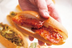4. ハムカツの片面にたっぷりソースを塗り、ソースの面を上にしてパンに挟む。