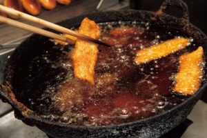 3. 約180℃に熱したサラダ油に入れ、きつね色になるまで5分ほど揚げる。