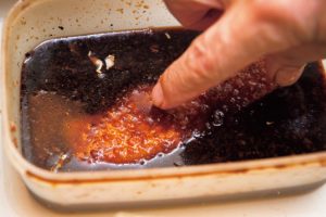 《ここがポイント！》4. 味の秘訣は、ハチミツ入りウスターソース。カツ全体をたっぷりソースに浸して調味。