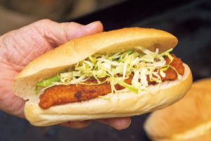 5. パンにカツを挟み、上に千切りキャベツをたっぷりとのせて出来上がり。