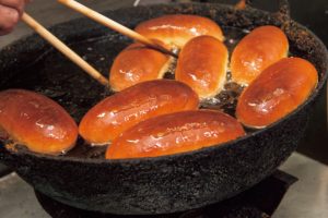 《ここがポイント！》1. 180℃の油で30秒揚げる。高温で短時間で揚げることで油を吸いすぎず軽く仕上がる。