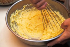 2. カスタードクリームを作る。材料は卵黄、砂糖、薄力粉、牛乳だけのシンプルさ。