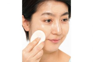 目の下とTゾーンにスポンジでBBクリームをのせて顔の中心を塗り、外側は残ったクリームをのばす。