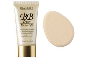 左・みずみずしくハリのある質感に。BBクリーム エンリッチリフト 30g 3,600円（ドクターシーラボ TEL：0120-371-217）　右・ムラのない仕上がりが叶う大型スポンジ。SK-Ⅱ スポンジ 800円（P&Gプレステージ TEL：0120-021-325）