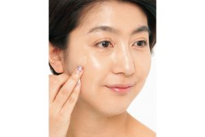 少量のBBクリームをクマやシミなど気になる部分に重ね、指でポンポンとタッピングしてぼかす。