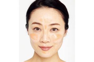《1》1円玉くらいのコントロールカラーを手のひらに取り、指で頬、Tゾーン、顎の順にのせる。