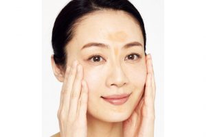 《2》顔の中心から放射状に広げるイメージで、顔全体にのばす。指先で小鼻や口元の細かい部分にもなじませる。