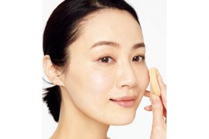 《3》スポンジを使い、目の下から頬の高い位置にかけてポンポンと優しくファンデーションをのせる。