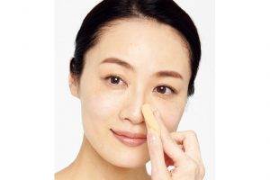 《4》3以外の部分は、スポンジを滑らせるようにファンデーションをのばす。細かな部分はスポンジを折って。