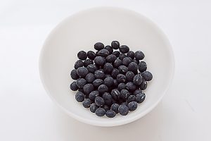 国産の黒豆大豆を選ぶ。おせち料理の煮豆と違って、手早く簡単に作れる。
