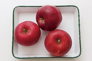 りんごの種類は問わないが、酸味と甘味のバランスがよい紅玉がとくにおすすめ。