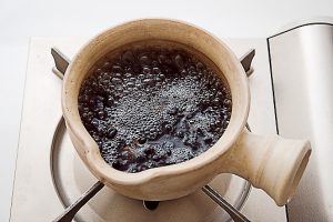 水から黒豆を煮出す。5、6分煮れば、硬めだが食べられる柔らかさに。
