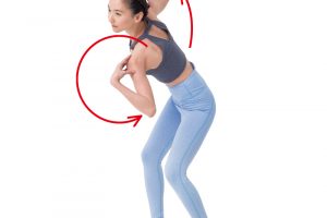 （3）肘で円を描くように左肩を下げて右肩を上げる。テンポよく大きく肘を回し、前回し、後ろ回しをそれぞれ5周ずつ行う。