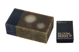 セージ、フランキンセンスなど癒やしのハーブをふんだんに使った香り高い石鹼。ブルーム&ベリー ナチュラル&ヒーリングアロマソープ ルナ 50g 3,800円（ビオヴェール TEL：073-460-7808）