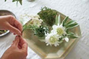 3. バランスを見ながら、花を足し引きする。今回はライスフラワーとスカビオサの白をまとめて生ける。