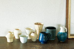 陶器なら自然の石や水をイメージできるような質感の白や青を選んで。もちろん花専用でなくてよい。