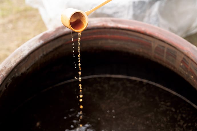 鹿児島の風土と人の手間が、麹と玄米を滋味豊かな黒酢に育む。