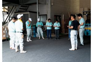 朝の朝礼風景。仕込み日の異なる大量のかめ壺を管理し、その状況を大まかに説明する大切な時間だ。