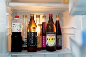 休憩室の冷蔵庫には、自由に飲める黒酢商品がずらり。炭酸マシンで新鮮な炭酸水を作り、割って飲むのが最近のブーム。