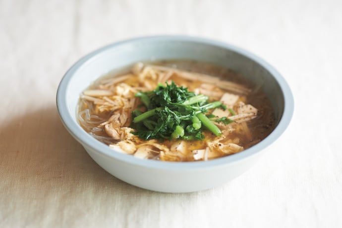 料理研究家・口尾麻美さんの、細切り豆腐と青菜のサンラータン風のレシピ
