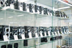 女性にも人気のアナログ二眼レフカメラもずらり。