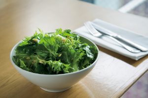 11階の野菜だけを使用した、ファーム1,600円。ほかに具沢山のサラダも豊富。