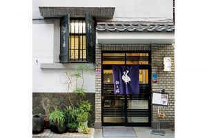 蔵を改造した雰囲気ある店。