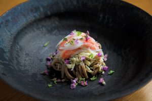 1万5,000円のコースから。XO醤をきかせた蟹そば。