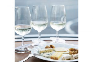 君嶋屋オリジナル情熱シリーズ飲み比べ（日本酒45ml×3種）650円、チーズ盛合せ500円（共に税込）。