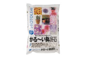 根に酸素を与え、水はけを良くする石。天然素材が原料。かる〜い鉢底石 12L 1,059円※編集部調べ（プロトリーフ TEL：03-3769-2828）